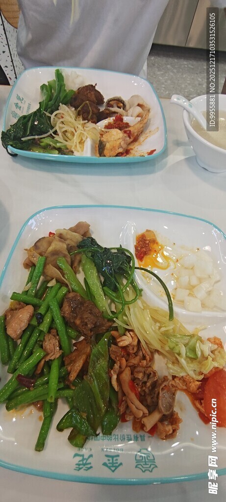 丰盛中式菜肴摆桌