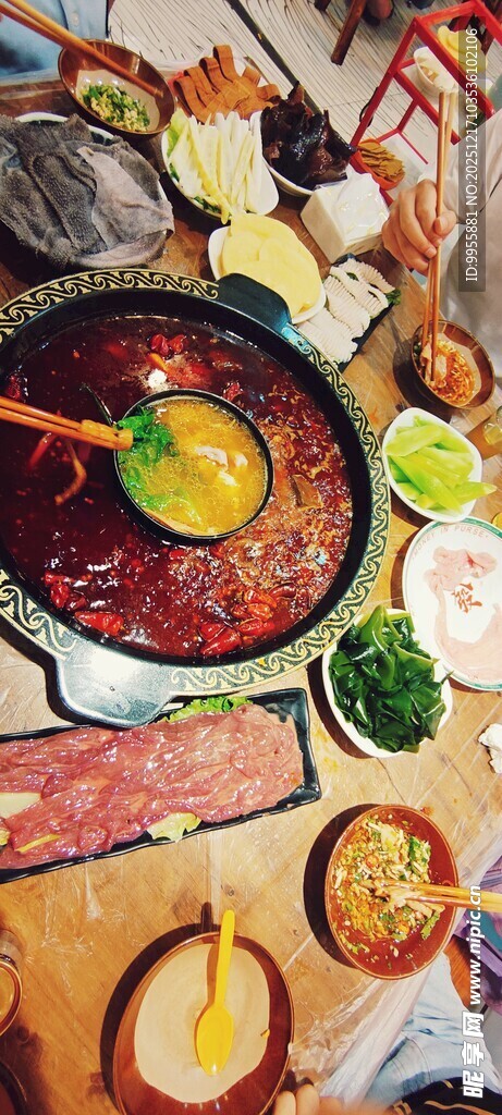 热闹火锅聚餐场景