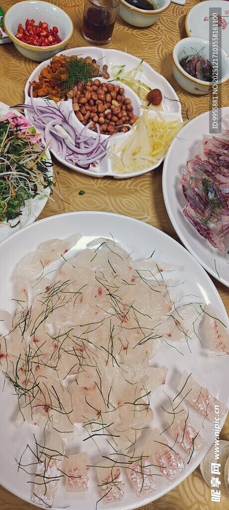 丰盛餐桌美食齐聚一堂