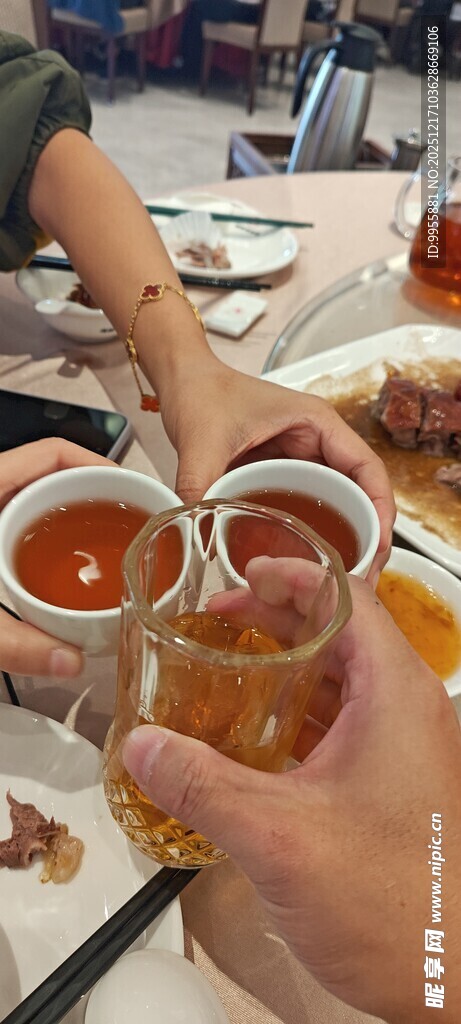 举杯共饮啤酒时刻