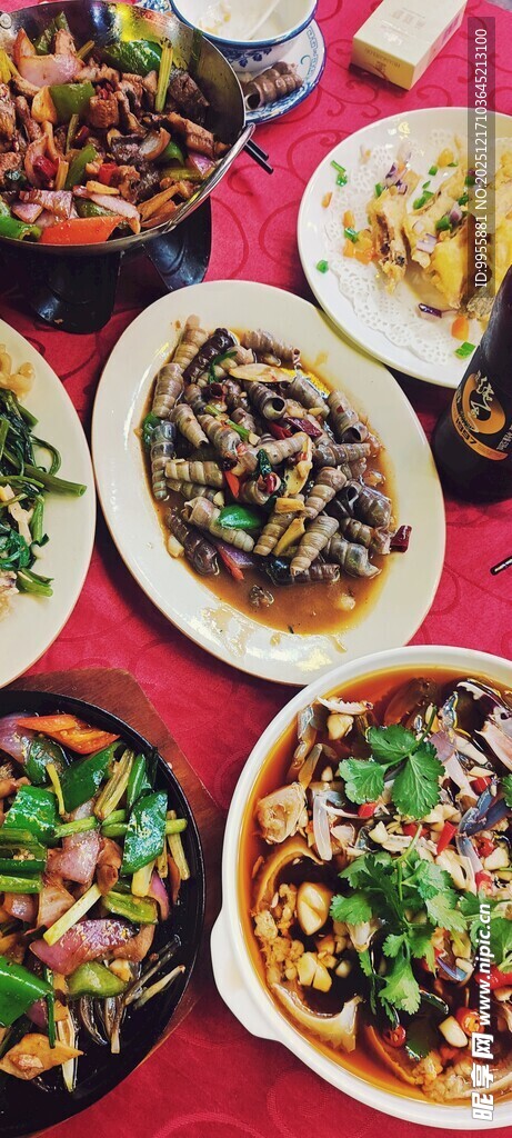 丰盛多样的中式菜肴拼盘