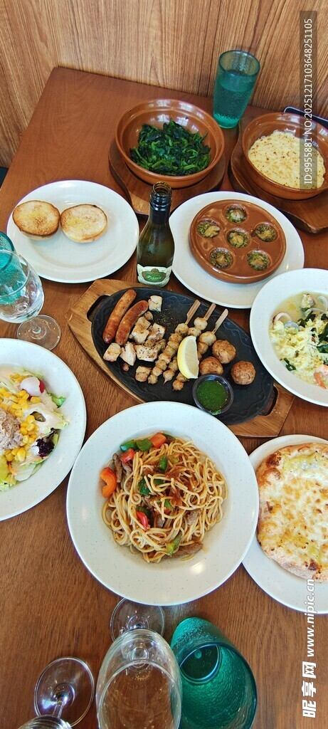 丰盛餐桌美食聚会场景