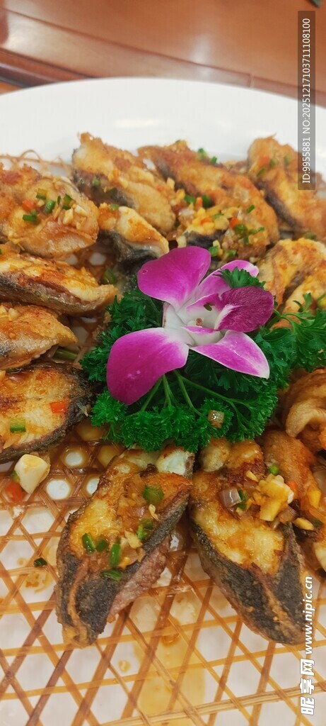 精美摆盘的花卉装饰美食