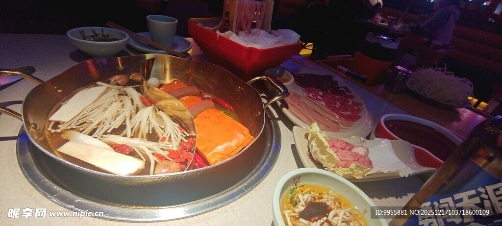 多彩火锅美食盛宴