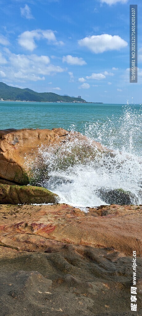 越南芽庄旅海边礁石上的浪花飞溅