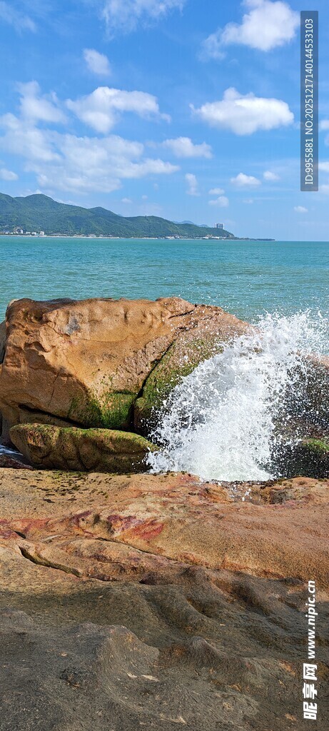 越南芽庄旅海边礁石上的白色浪花