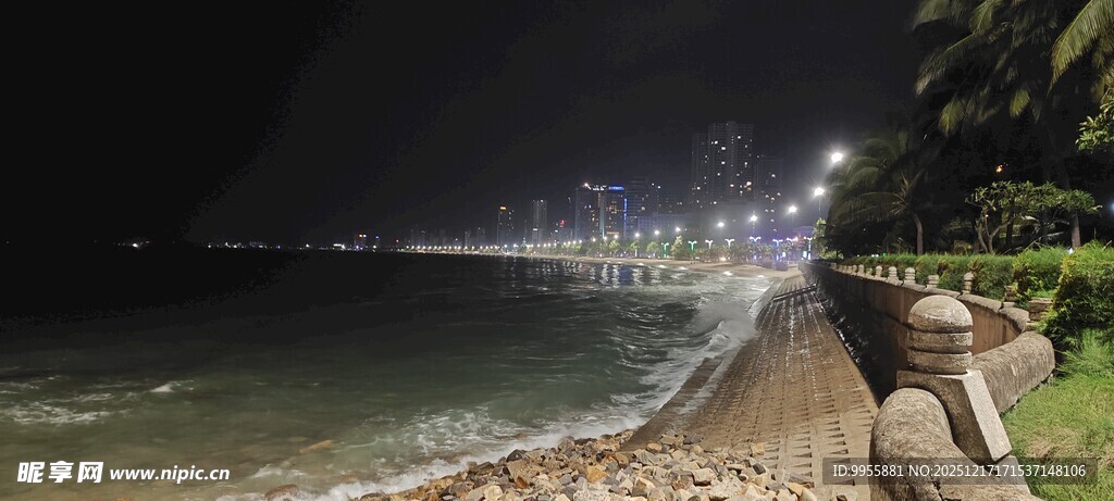 越南芽庄夜晚海岸边的璀璨灯光