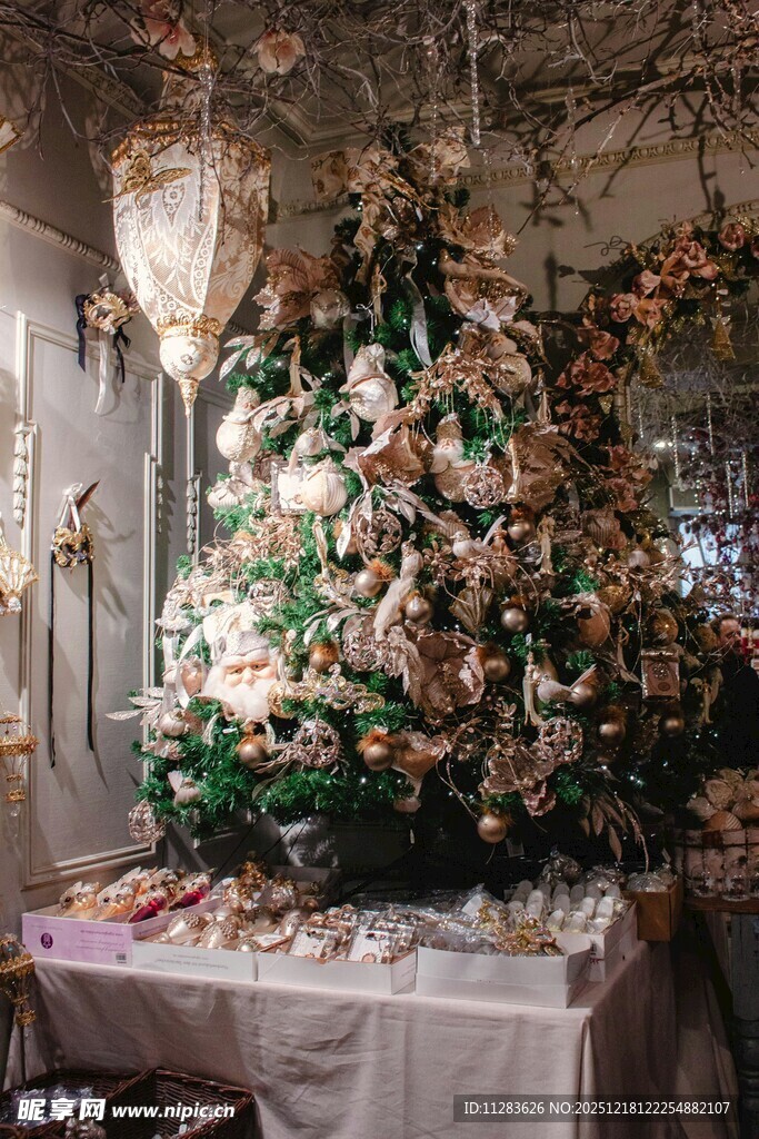 华丽装饰的精美圣诞树