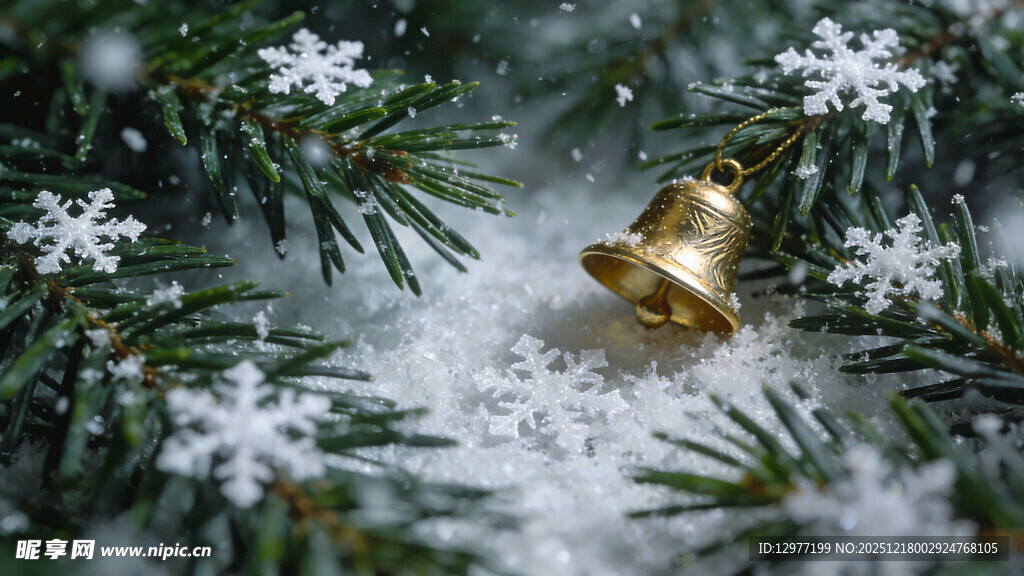 圣诞铃铛与松枝雪景