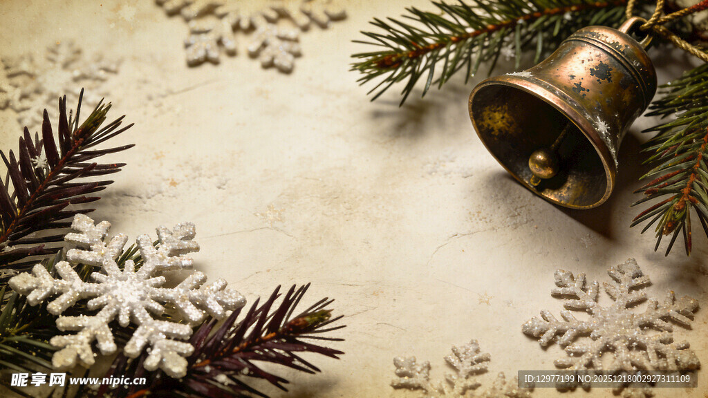 圣诞装饰铃铛与松枝