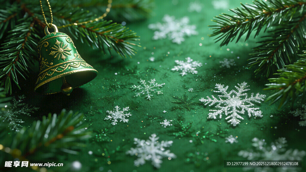 圣诞松枝上的铃铛与雪花