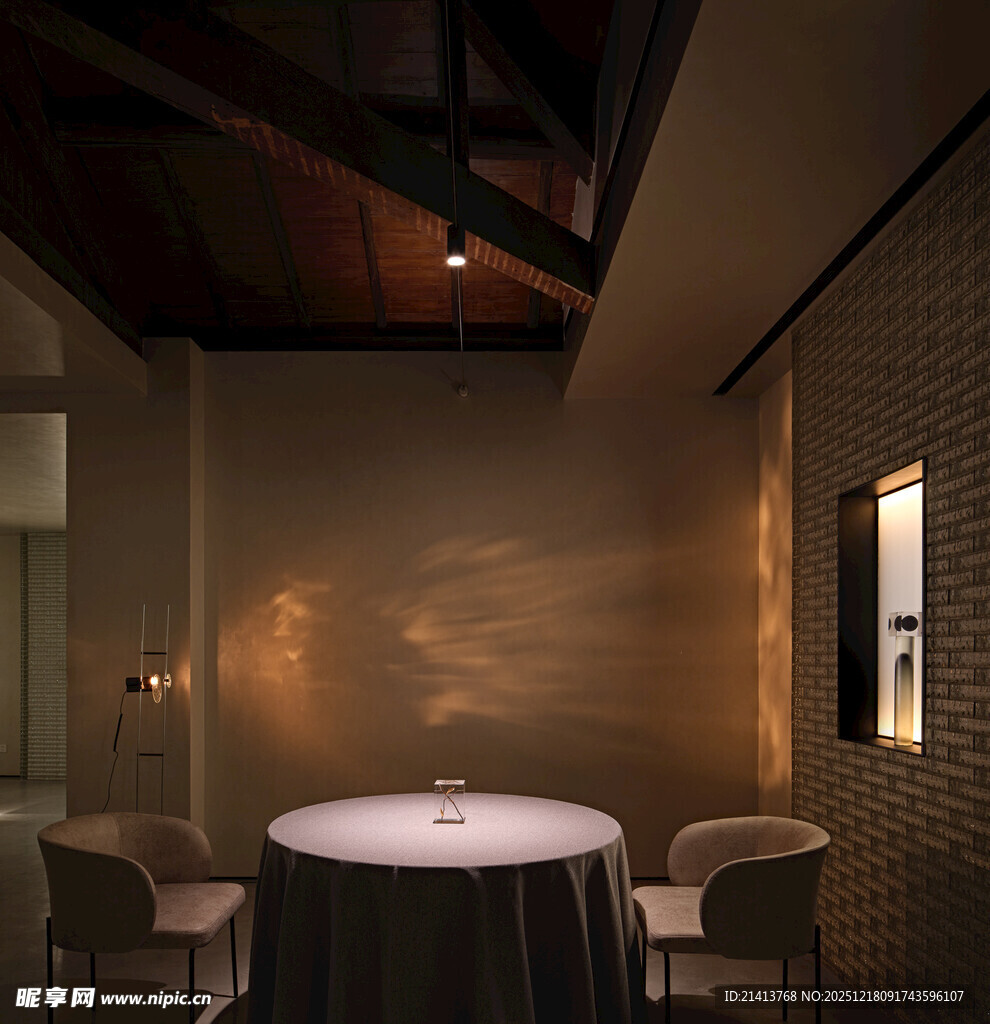 温馨雅致的室内圆桌空间