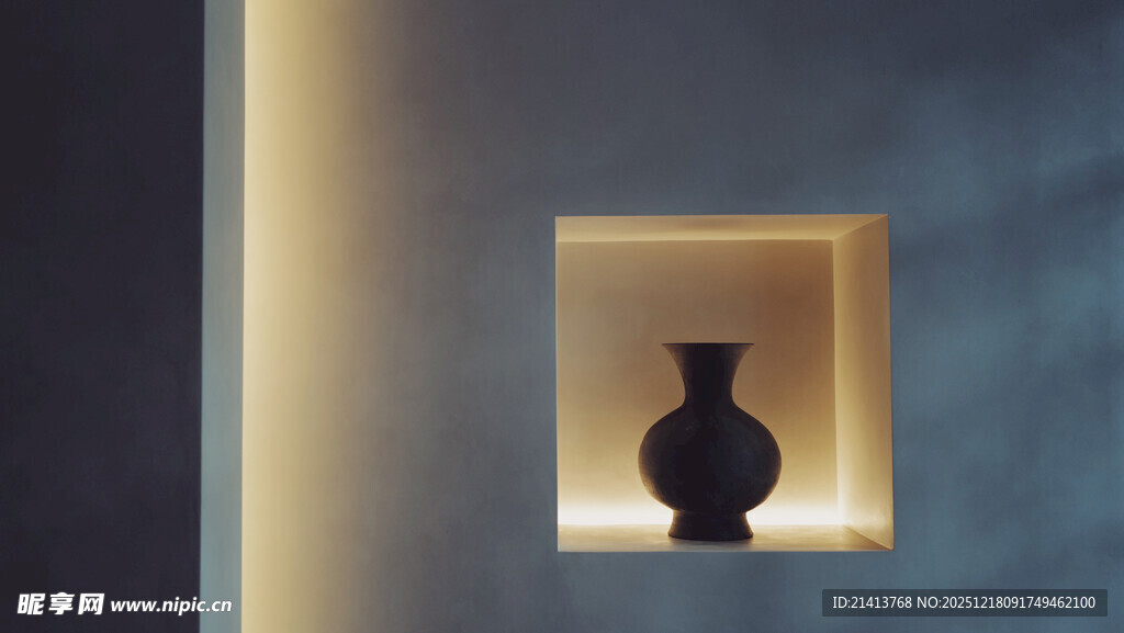 壁龛中的简约花瓶