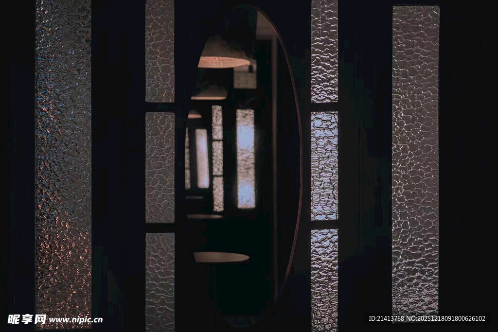 中式走廊的深邃光影