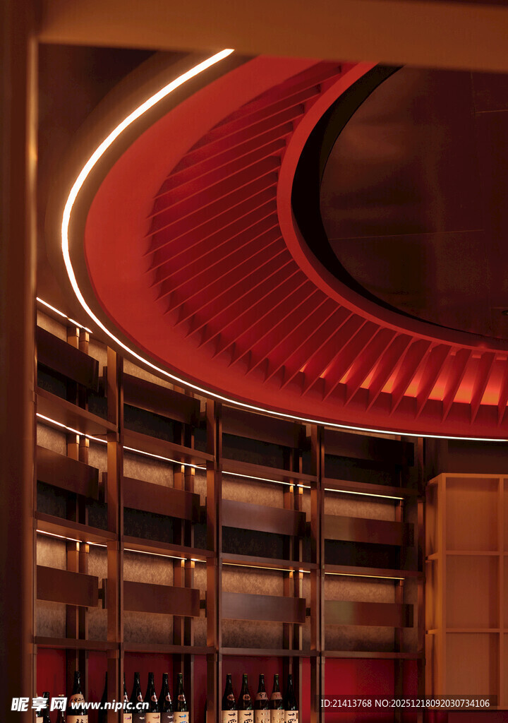 弧形红幕下的剧院内部