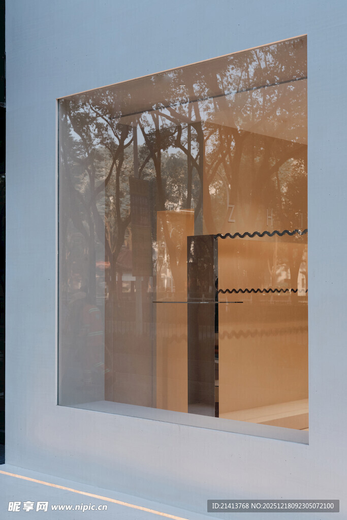 室内透过窗户看户外景象