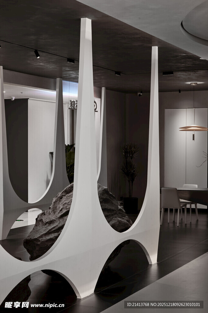 现代艺术风格的独特雕塑