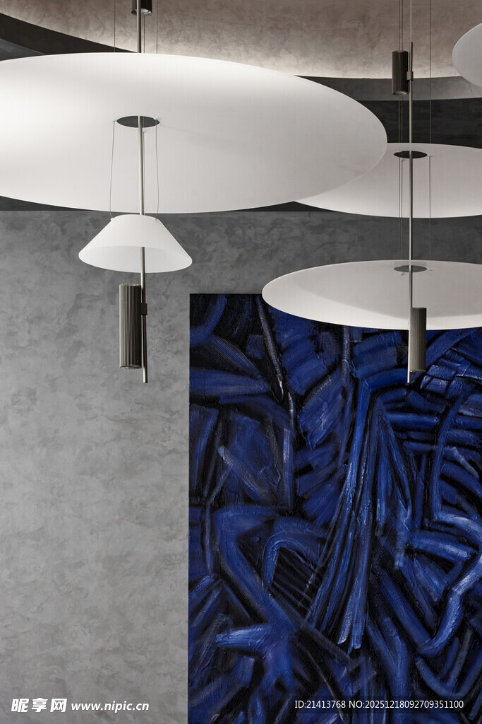 现代简约风格吊灯装饰空间