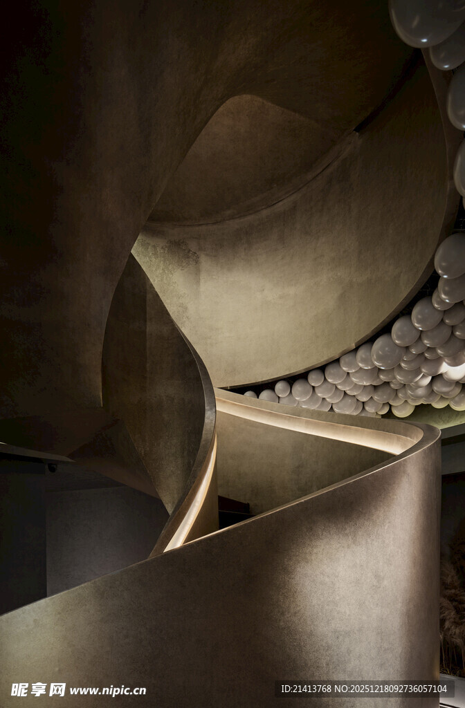 金属质感的螺旋结构物件