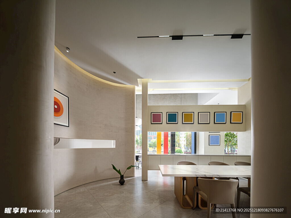 现代简约风的明亮室内空间