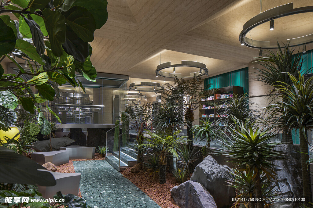 室内绿植环绕的水景空间