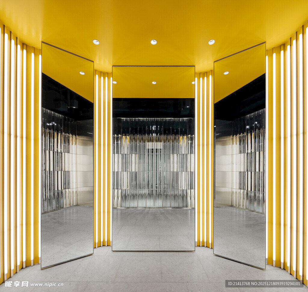 黄色现代风格电梯内部空间