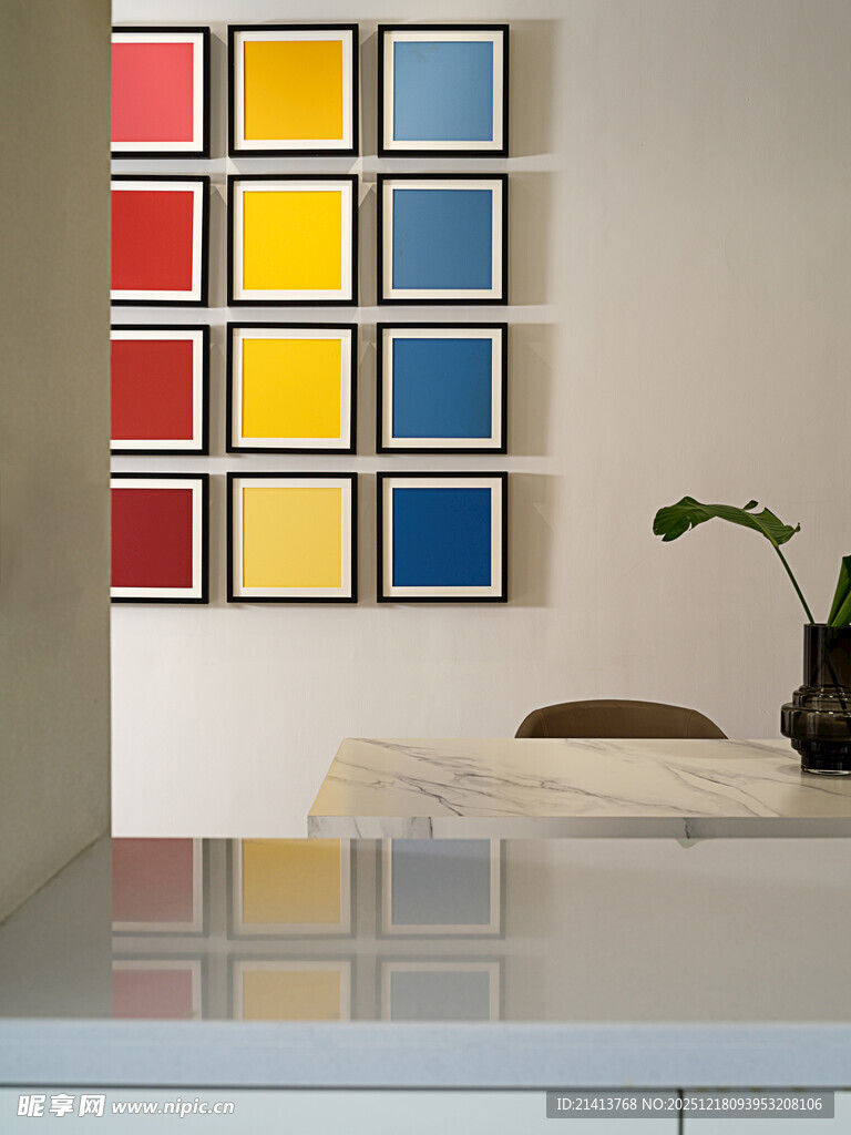 多彩挂画装点简约空间