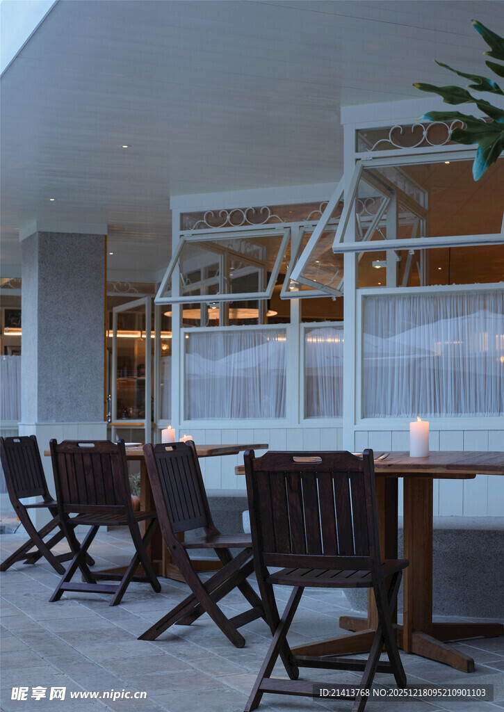简约户外休闲桌椅场景