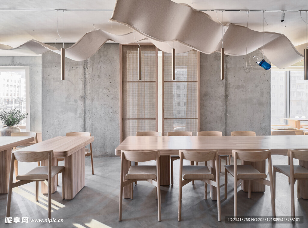 简约工业风室内桌椅布置