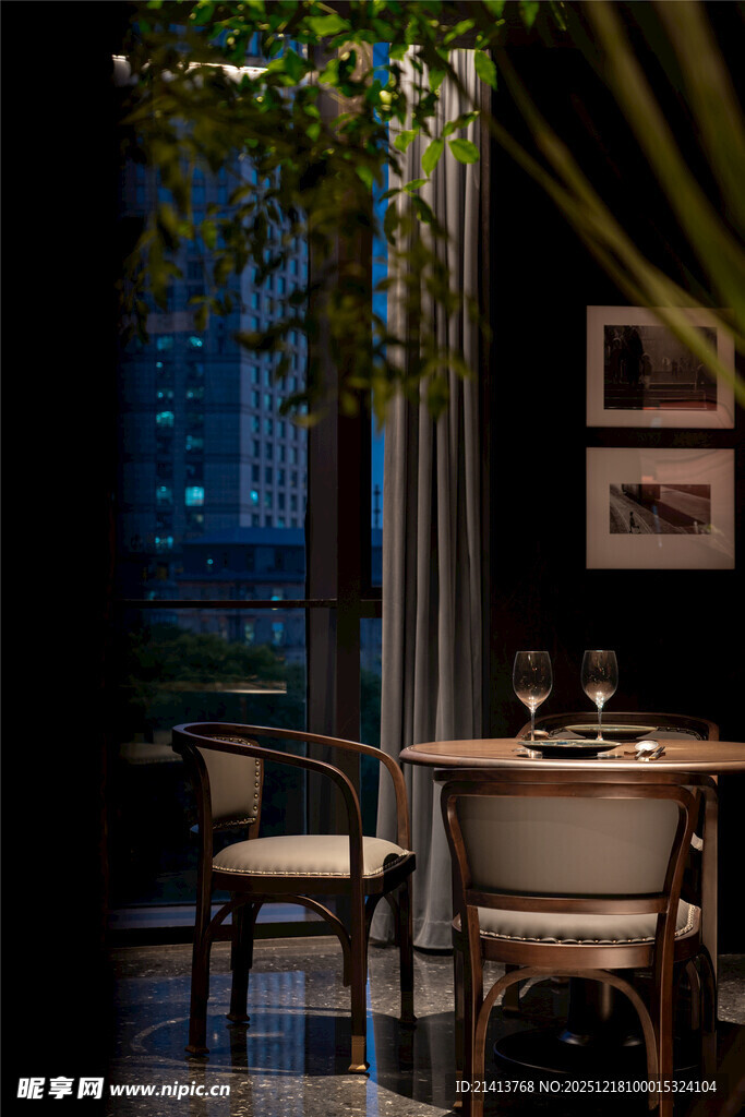 温馨室内休闲桌椅绿植场景