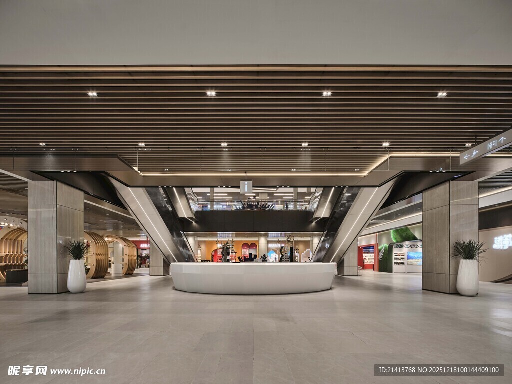 现代宽敞的室内商业空间