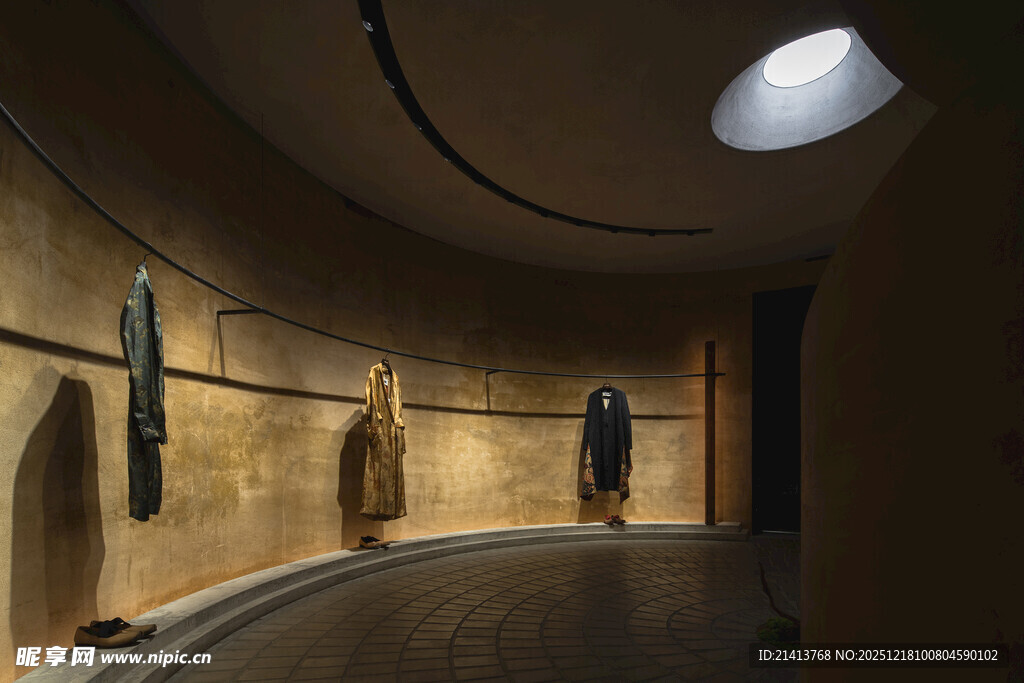昏暗展厅内的艺术服饰展示