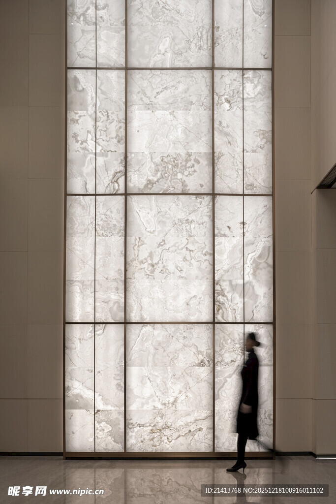 人立于巨幅玻璃窗前