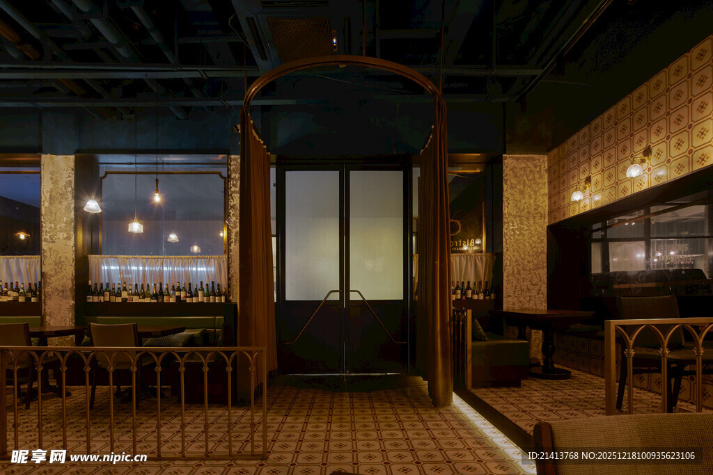 复古风格的温馨室内餐厅