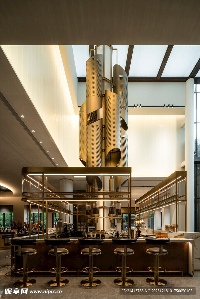 现代工业风酒吧内部场景