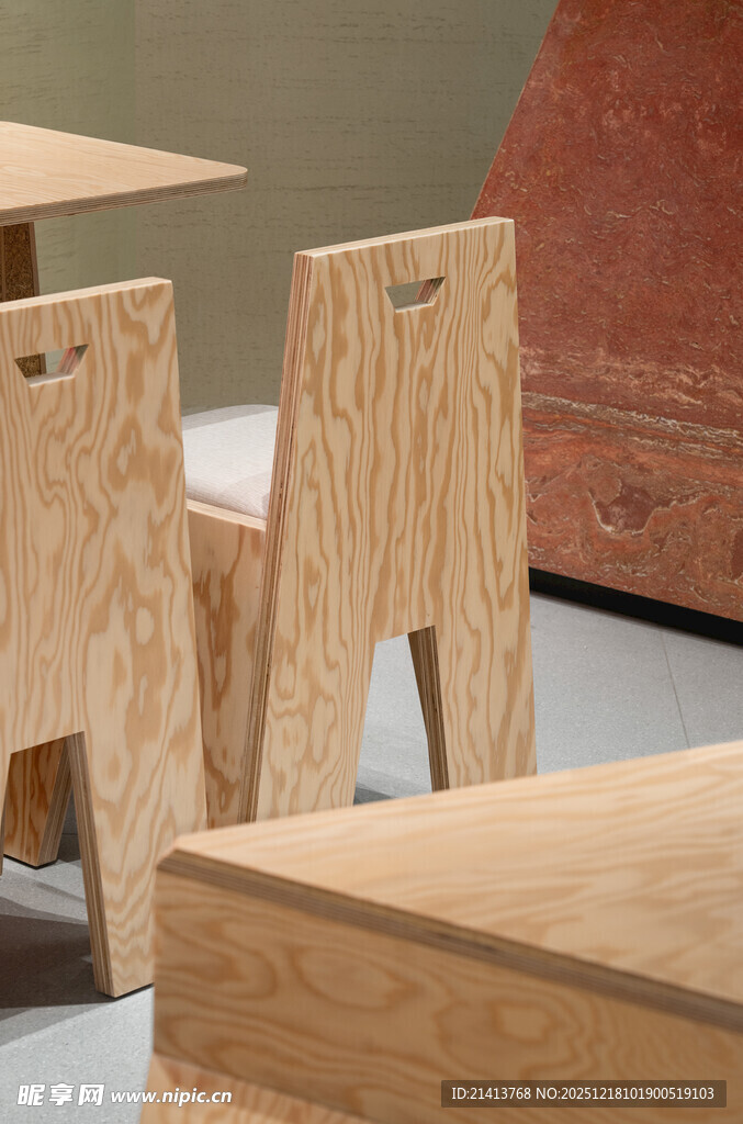 简约木质桌椅组合