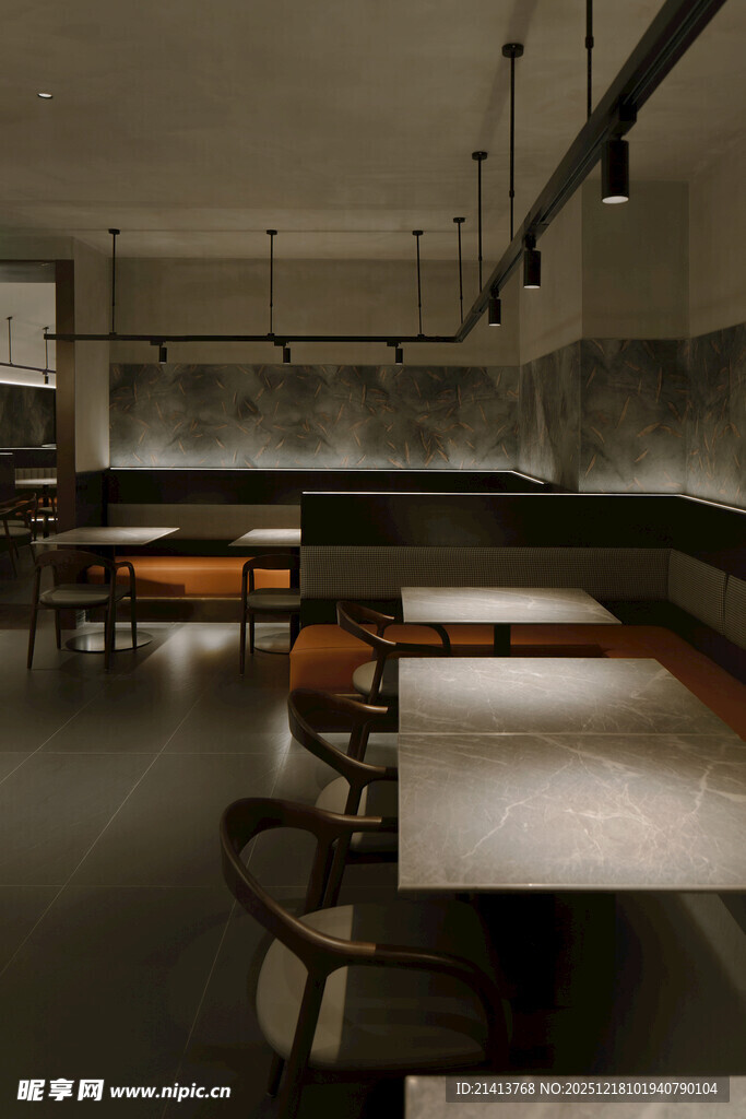 工业风餐厅室内桌椅布局