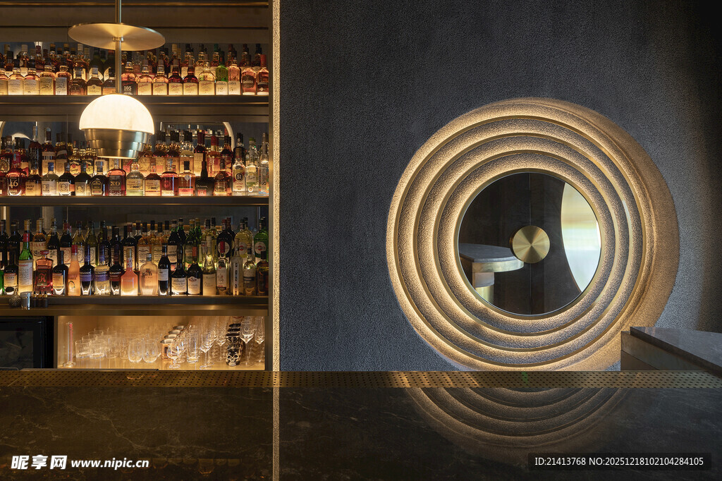 时尚酒吧装饰与独特灯具