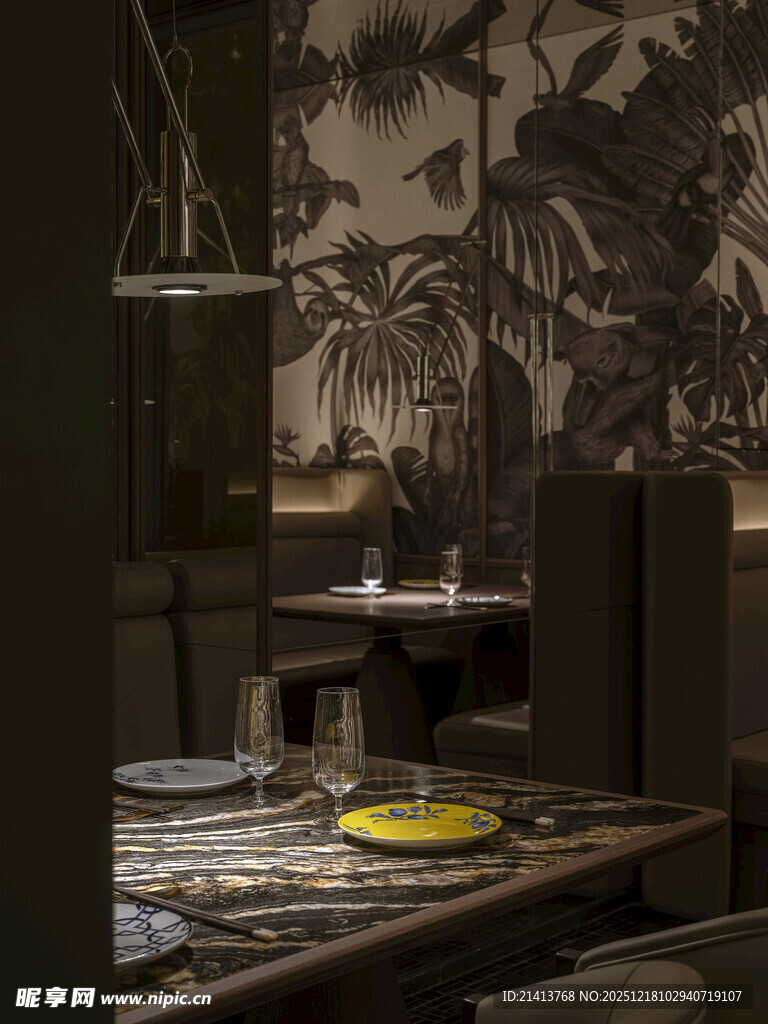 复古风餐厅室内餐桌布置