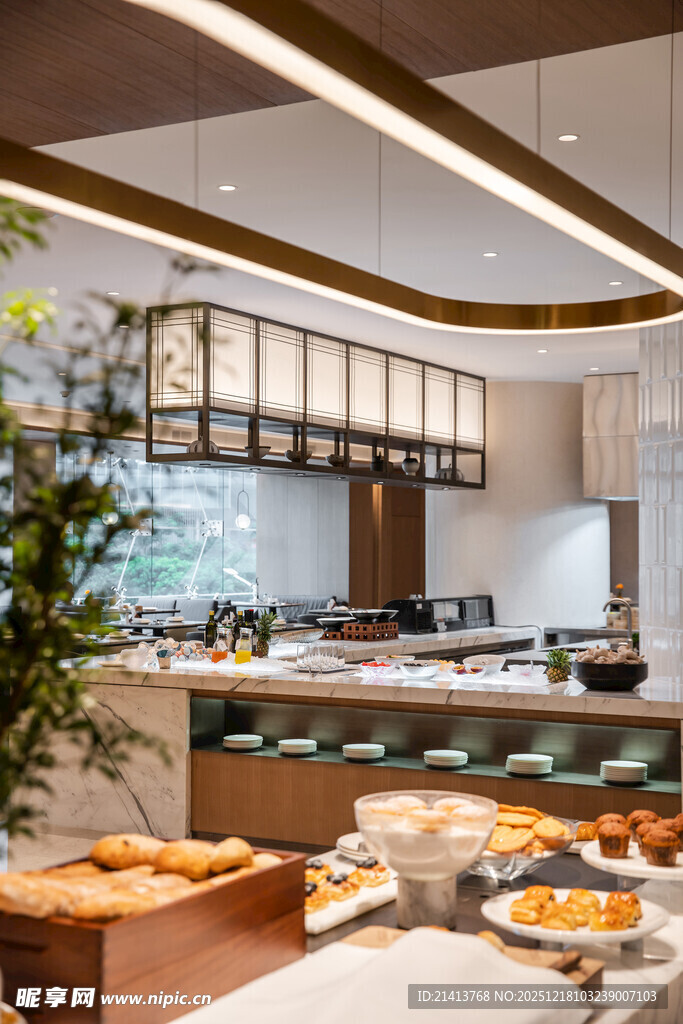 自助餐厅丰富美食陈列