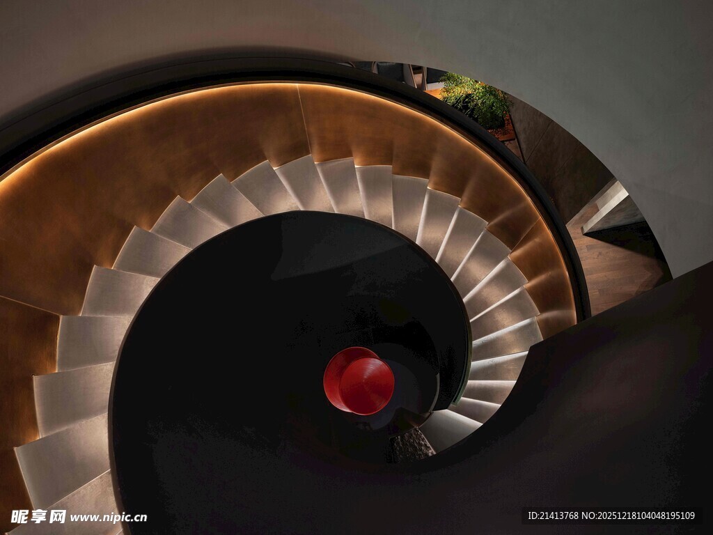 旋转楼梯下的红果景观