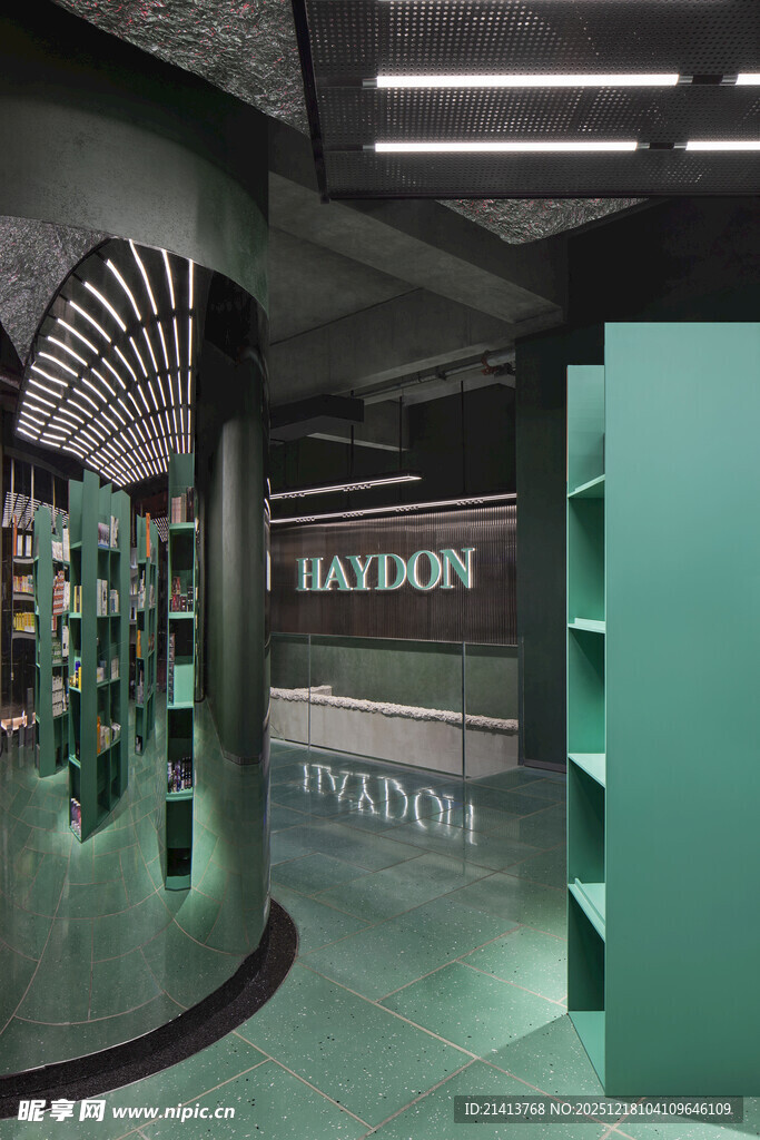 现代风格书店内部空间展示