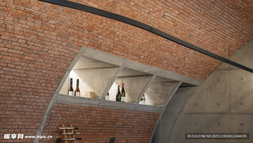 红砖建筑内的弧形楼梯