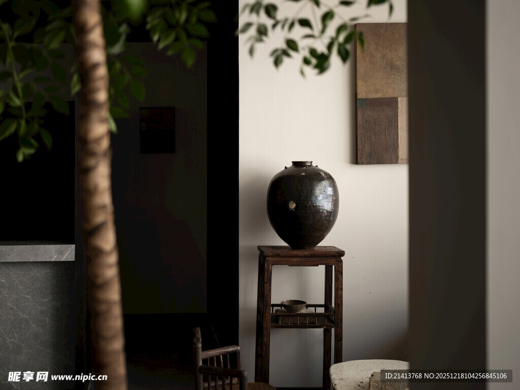 室内角落绿植与摆件装饰