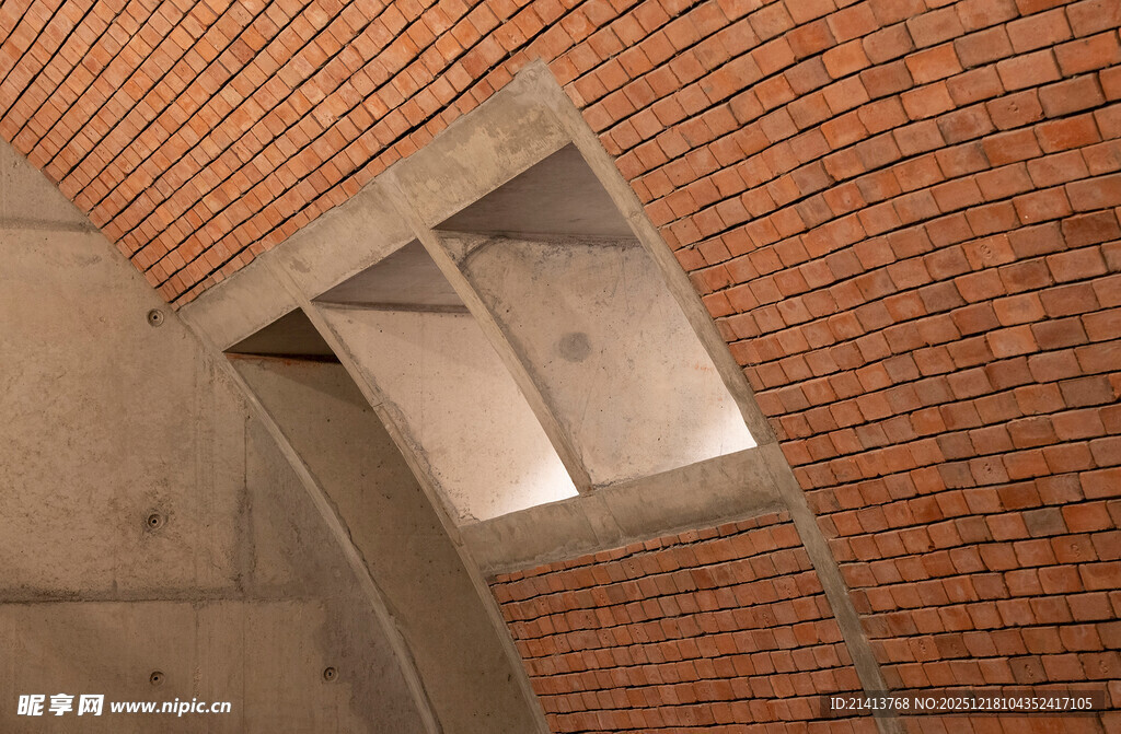 红砖建筑内的独特天窗设计