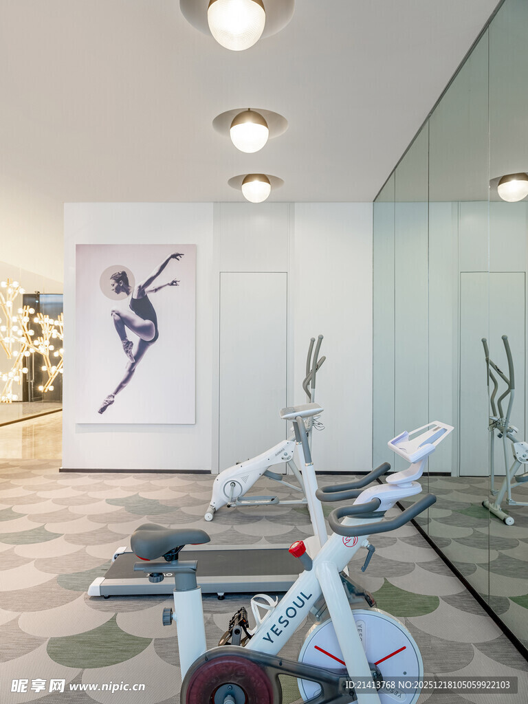 现代健身房室内健身场景
