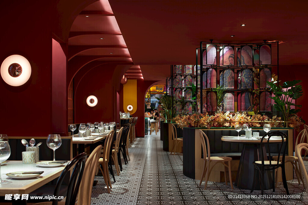 复古红调餐厅室内场景