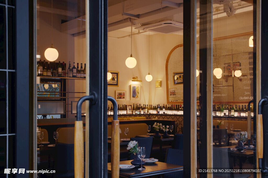 透过玻璃看温馨室内场景