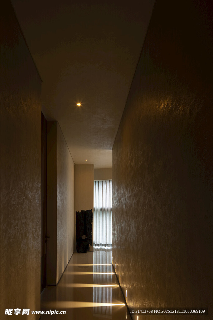 昏暗走廊尽头的微光