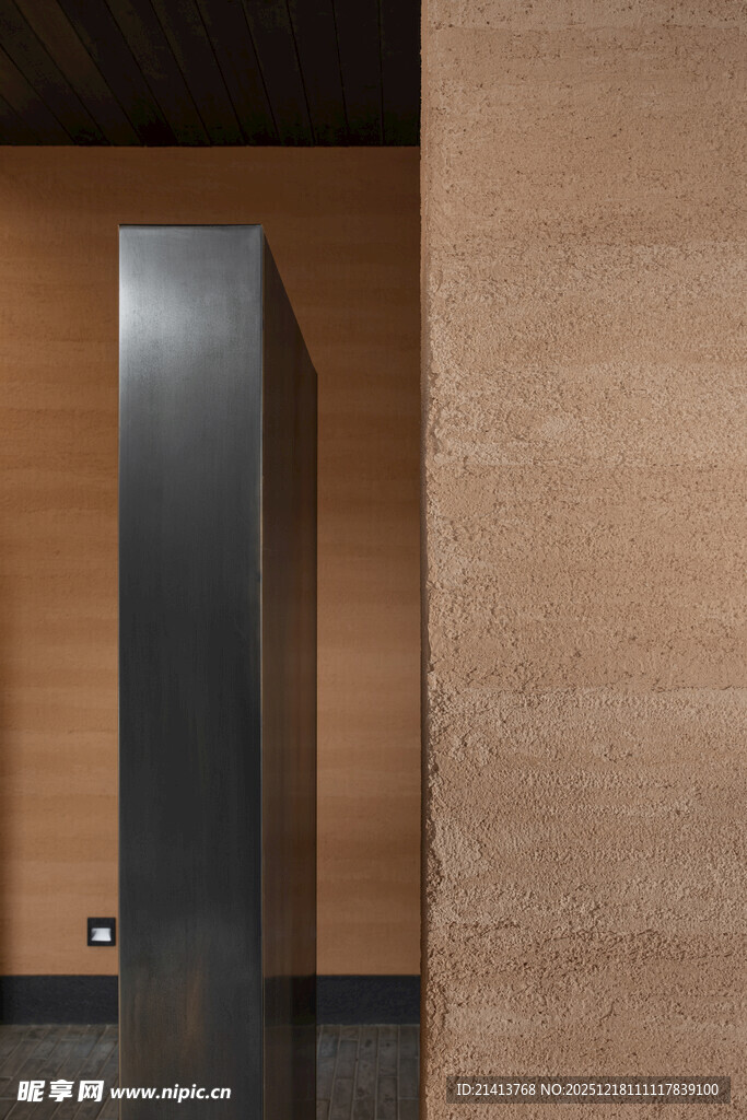 金属立柱与木质墙面组合